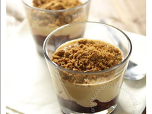 Quetsches pochées au vin épicé, crème caramel et spéculoos