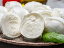 Mozzarella périmée : peut-on la manger sans risque pour la santé ?