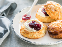 Ce week-end, laissez-vous tenter par nos scones maison croustillants et beurrés  pour le goûter !