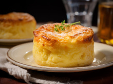 Cyril Lignac partage sa version du soufflé au fromage XL idéale pour les repas en famille !