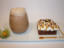 Tartelette gourmande aux deux chocolats, noisette, poire et fève tonka "façon italienne", accompagnée d'un  chocolat chaud mousseux au caramel fleur de sel cacao