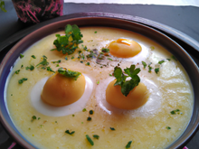 Velouté à l'ail, œufs pochés