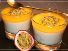 Verrine de panna cotta à la cardamome et gelée mangue passion