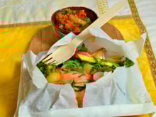 Papillote de saumon aux légumes de printemps, sauce vierge