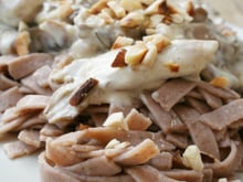 Tagliatelles à la farine de châtaignes, sauce aux pleurotes et éclats de noisettes torréfiées