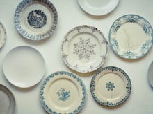 Vous aimez chiner de la vaisselle ancienne ? L'avertissement de 60 Millions de consommateurs