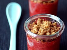 Crumble pommes, fraises, rhubarbe aux speculoos
