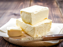 Mélanger du beurre avec de l’huile pour éviter qu’il brûle ? Cette astuce de chef est-elle vraiment efficace ?