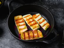 “L’halloumi en sucré, c’est juste pépite” : une diététicienne partage sa recette de pain perdu, halloumi aux poires et à la cannelle pour un petit déjeuner automnal !