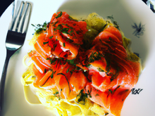 Saumon aux agrumes et aneth sur lit de tagliatelles