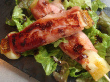 Brochettes de vieux comté, jambon fumé et réduction légèrement sucrée