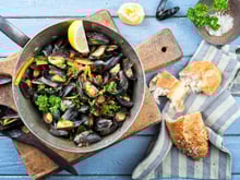 “Les Belges vont me détester” : ce chef dévoile sa version ultra gourmande des moules, voici sa recette !