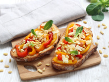 Bruschetta aux poivrons grillés, fromage de brebis et pignons de pin