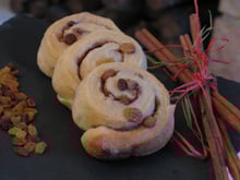 Brioches roulées cannelle et raisins secs