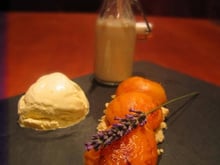 Abricots rôtis sur un lit de shortbread, glace à la lavande et lait d'amande