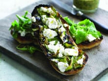 Ciabatta à la bûchette de chèvre et pesto de noix
