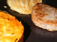 Noisettes de chevreuil, tarte tatin de poire et purée de potimarron façon tartiflette