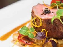 L'agneau, carré cuit au sautoir, cocos de Paimpol vinaigrés, piquillos et jus au thym