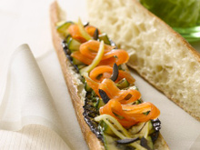 Tartine de saumon fumé aux légumes marinés / grillés, olives et citron confit