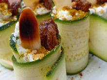 Roulés de courgettes au chèvres, curry et amandes grillés