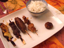 Repas japonais : soupe miso, crudités, brochettes et riz blanc, fruits exotiques