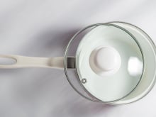 Vous avez des poêles ou des casseroles noircies ? Cet ingrédient basique du placard peut faire des miracles pour les récupérer