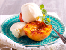 Un chef italien dévoile sa recette express de pêches rôties au chocolat : le dessert parfait pour l’été