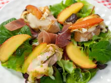 Tartines de camembert le Rustique pané au spéculoos, pommes poêlées, jambon cru et salade