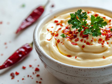 Faut-il mettre de la moutarde dans la mayonnaise ? Le chef Norbert Tarayre met fin au débat en partageant sa recette de "mayonnaise maison caliente"