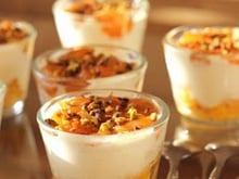Tiramisu aux kakis, à la mangue et ses éclats de pistaches torréfiées