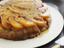 On profite de la saison des pêches : ce gâteau renversé est un pur bonheur noté 4.5/5 par les lecteurs de 750g !