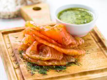 Saumon gravlax pour Noël : la recette facile de Philippe Etchebest !