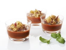 Gaspacho poivrons confits-tomates, ravioles à poêler au chèvre et crispy de coppa