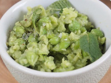 Ecrasé de fèves et petits pois à la moutarde et à la menthe