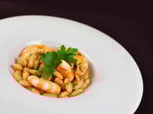 Salade de haricots blancs aux herbes, crevettes et vinaigrette au Ketchup