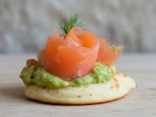 Blinis au saumon et guacamole