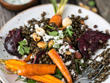 Salade de lentilles aux carottes et betterave rôties, féta et noisettes