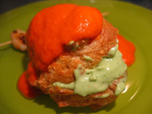Profiteroles à l'avocat, coulis de poivrons