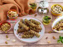 Une pâte croustillante, une farce fondante : voici la recette des vrais cigares aux amandes et pistaches vont vous faire fondre