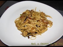 Nouilles asiatiques sautées au poulet caramélisé et légumes chinois