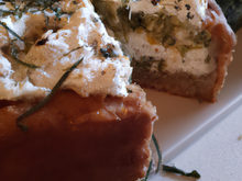 Cake à la feta, aux pignons et aux herbes