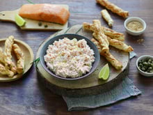 Rillettes de saumon MOWI Traiteur Fumé Nature au mascarpone, câpres et citron vert et feuilletés aux herbes