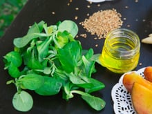 Stop aux tomates-mozza, pâtes ou salade de riz : Julie Andrieu partage sa recette sucrée/salée qui change vraiment