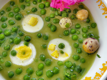 Potage de petits pois, œufs mollets et ciboulette
