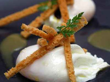 Œufs meurette au crémant de Bourgogne, mouillettes de pain d'épices et gelée de cassis