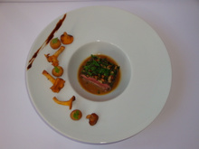 Filet d'agneau presto en croûte d'herbes fraîches et noix, poêlée de girolles et panais glacés
