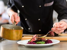Etoilé depuis 23 ans, ce chef normand rend sa récompense au Michelin : il explique pourquoi