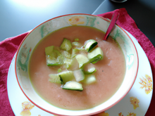 Soupe glacée de concombre, pomme et fraise