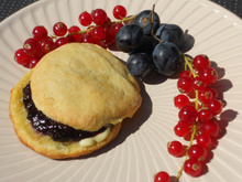 Scones à la confiture de myrtilles