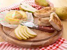 Camembert rôti aux poires et miel : la recette fondante qui réchauffe l’automne